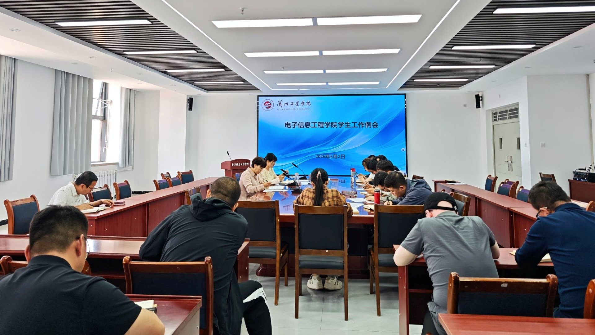 电子信息工程学院召开学生工作例会