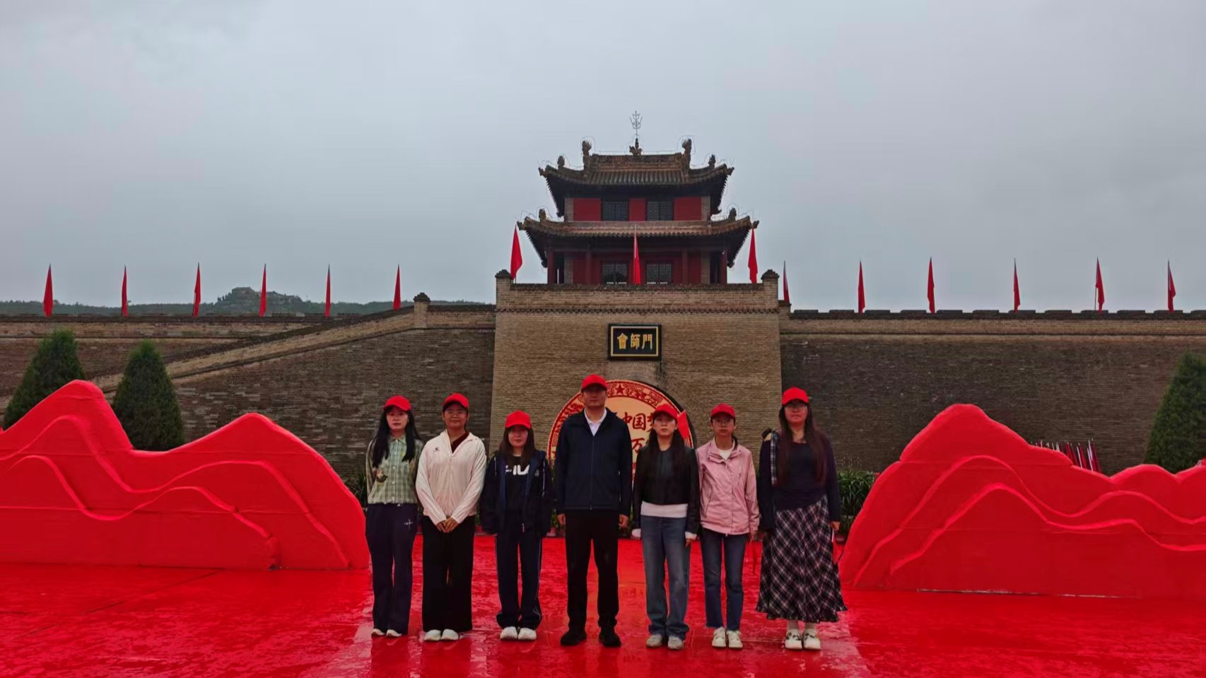 行走红色沃土 深耕“大思政课”——兰州工业学院师生赴会宁开展庆祝中国工农红军长征胜利90周年活动